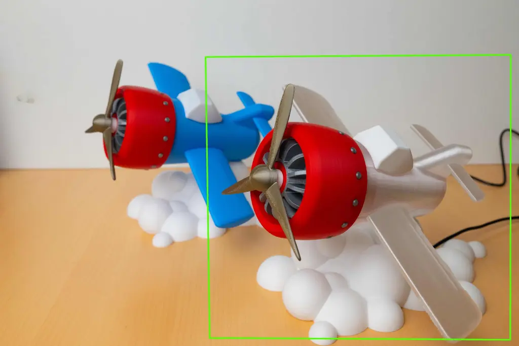 d avion bleu et translucide de coté éclairé pas alimenté.webp