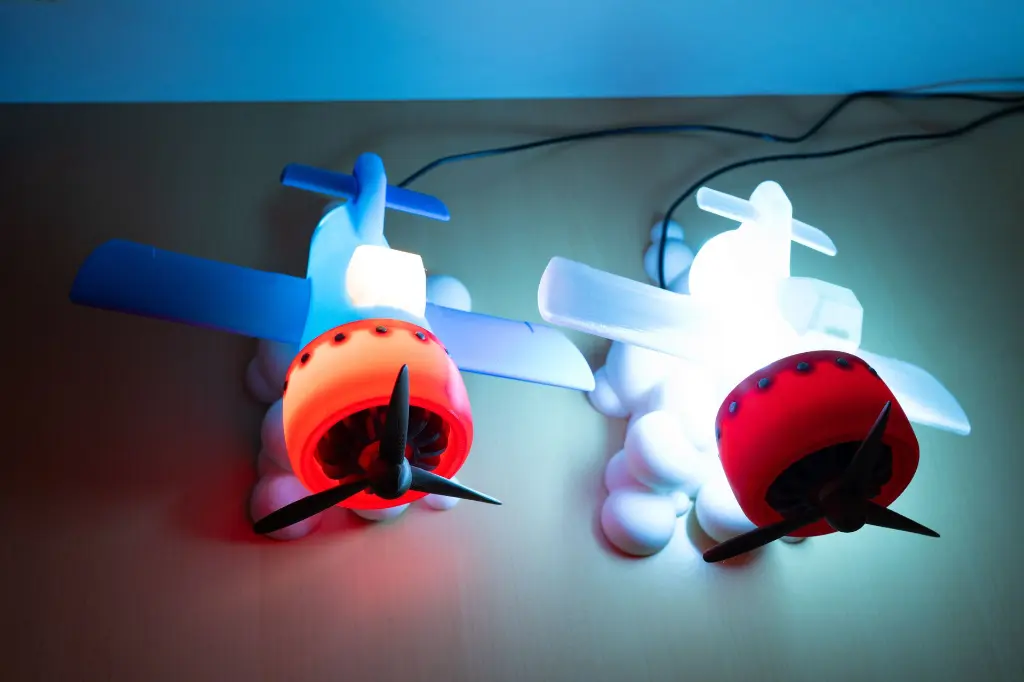 avion bleu et translucide de face sombre alimenté.webp